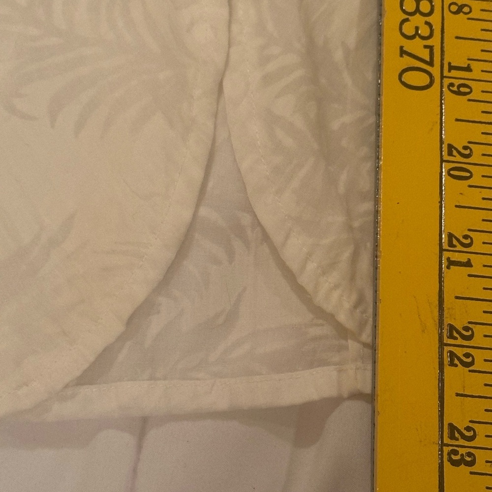 💥 $5 if bundled Medium White Semi Sheer Button Up Short Sleeve Blouse - Picture 8 of 11